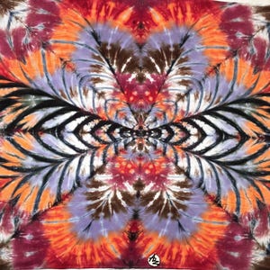 Pode incluir: Têxtil tie-dye com um design simétrico. O padrão apresenta uma forma oval central com linhas radiantes em tons de castanho, laranja, vermelho, roxo e preto. O efeito geral é um design abstrato e vibrante.