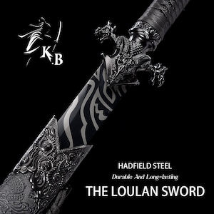 Puede incluir: Una espada negra con un pomo de cabeza de dragón y detalles intrincados en la empuñadura y la vaina. La hoja es negra con un patrón plateado. El texto "HADFIELD STEEL Durable And Long-lasting THE LOULAN SWORD" está impreso debajo de la espada.