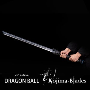Może przedstawiać: Czarny miecz katana z wzorem smoka na rękojeści. Miecz ma 109 cm długości i srebrną klingę z falistym wzorem. Tekst "DRAGON BALL Kojima.Blades" jest widoczny na zdjęciu.