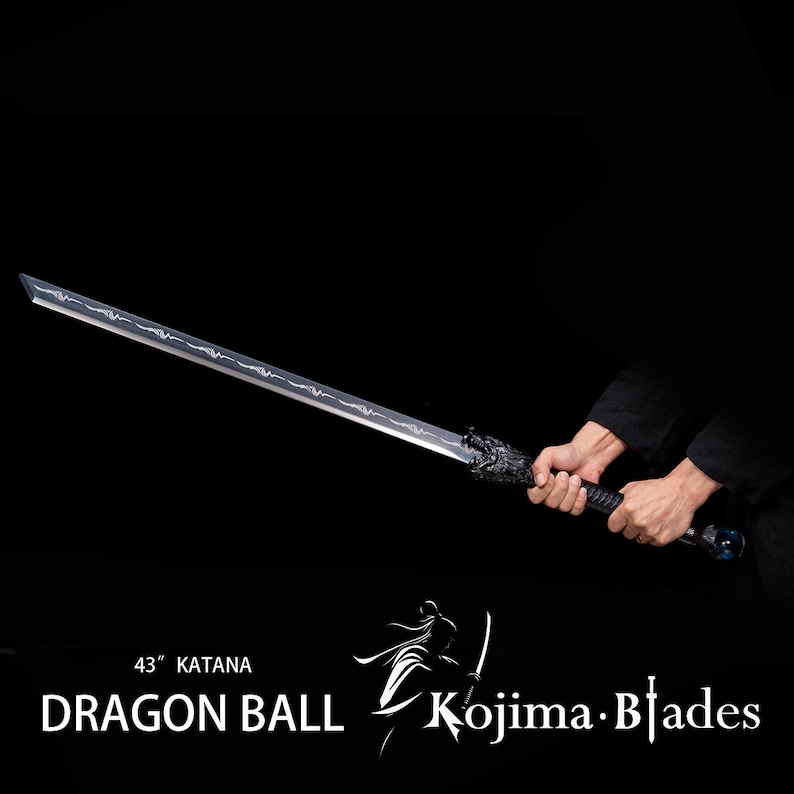 Może przedstawiać: Czarny miecz katana z wzorem smoka na rękojeści. Miecz ma 109 cm długości i srebrną klingę z falistym wzorem. Tekst "DRAGON BALL Kojima.Blades" jest widoczny na zdjęciu.