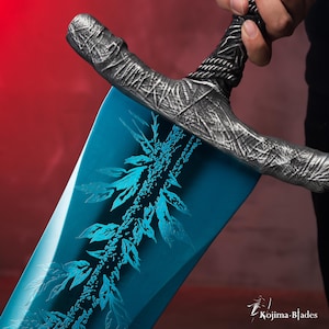 Op de afbeelding: Een blauw zwaard met een zilveren handvat en een gedetailleerd ontwerp van bladeren op het blad. Het zwaard wordt vastgehouden door een hand.