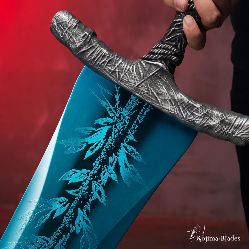 Op de afbeelding: Een blauw zwaard met een zilveren handvat en een gedetailleerd ontwerp van bladeren op het blad. Het zwaard wordt vastgehouden door een hand.