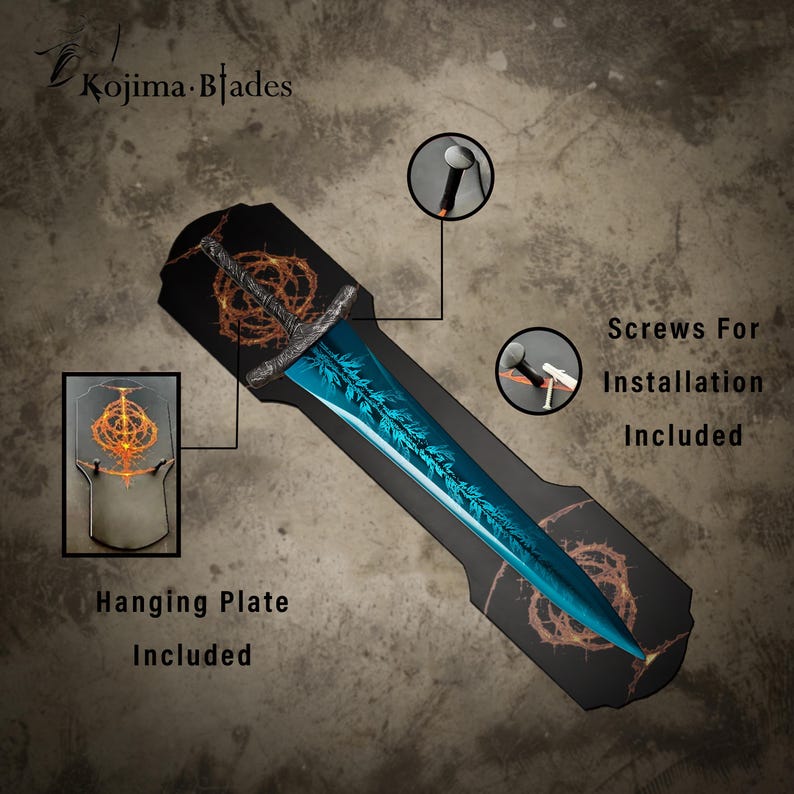 Op de afbeelding: Een blauwe en zwarte zwaardreplica met een ophangplaat en schroeven voor installatie. Het zwaard wordt weergegeven op een zwarte achtergrond met een vurig oranje ontwerp. De tekst "Kojima Blades" is zichtbaar in de linkerbovenhoek van de afbeelding.