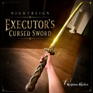 Può includere: Una spada con una lama gialla luminosa e un'impugnatura testurizzata color bronzo invecchiato. Il testo NIGHTREIGN EXECUTOR'S CURSED SWORD è visualizzato in alto a sinistra, e il testo Kojima Blades è nell'angolo in basso a destra.