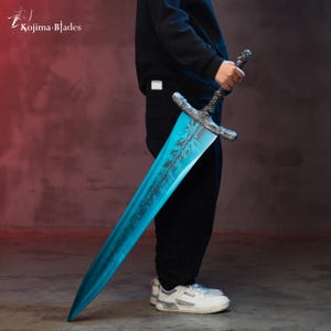 Op de afbeelding: Een persoon die een blauw en zilveren zwaard vasthoudt met een gedetailleerd ontwerp. Het zwaard heeft een lange, scherpe kling en een decoratief handvat.