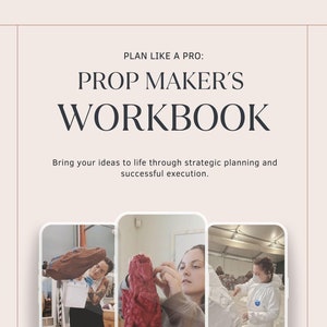 Op de afbeelding: Drie mensen die werken aan verschillende rekwisietenprojecten. Een persoon houdt een groot bruin rekwisiet vast, een ander werkt aan een rood beeldhouwwerk en de derde werkt aan een wit beeldhouwwerk.