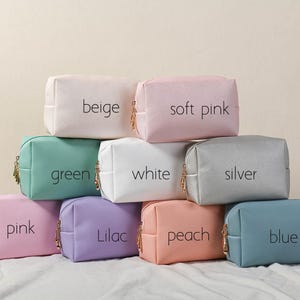 Puede incluir: Surtido de 10 bolsas con cremallera en varios colores, incluyendo beige, rosa suave, verde, blanco, plateado, rosa, lila, melocot&oacute;n, azul. Cada bolsa tiene una cremallera y una peque&ntilde;a leng&uuml;eta dorada.