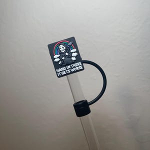Hang In There It Gets Worse Skeleton Reaper PVC Stroh Topper Stroh Abdeckung Stroh Buddy Becher Zubehör
