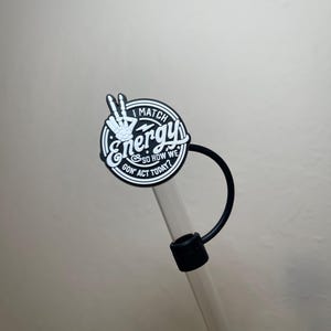 私はエネルギーを合わせます、それで私たちは今日どのように行動するでしょう PVC ストロー トッパー ストロー カバー ストロー バディ タンブラー アクセサリー