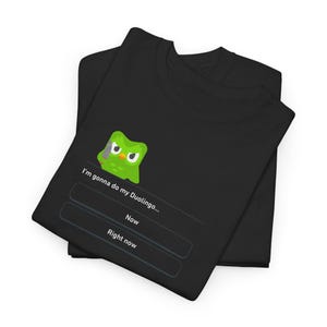 Drohendes Duo - Duolingo Eule mit Messer lustiges meme Shirt, ironisches Shirt, Witz-Geschenk, eigenartig spezifisch, ausgeschweiftes Shirt, Knebel-Geschenk, Scherz-Shirt