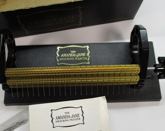 Vtg AMANDA JANE Pleater Machine Smocking Machine, Brass Rollers, Needles, Original Box, Instructions, Very Good Condition, Looks like New.