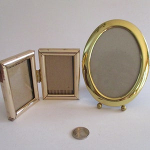 Cadre photo pliant en métal VTG, 3,5 pouces h x 2,5 pouces, 1 cadre photo ovale en métal, 5,5 pouces h x 4,25 pouces l, le tout avec verre, bon état