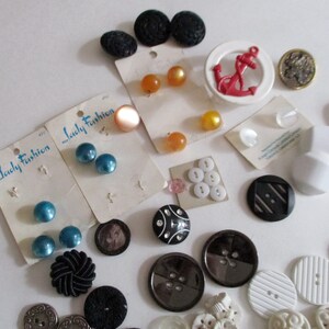 Boutons vintage, plastique, métal, plats, tiges, certains sur cartes, multicolore, couture, 67 boutons de collection, très bon état