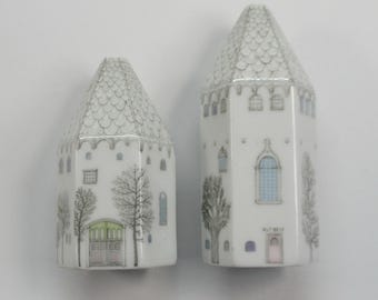 Vtg Rosenthal Winter Journey Salt n Pepper Shakers, 3.5 in. high x 1.5 in. w 2.5 in. h x 1.5 in w, Made in Germany, Very Good Condition