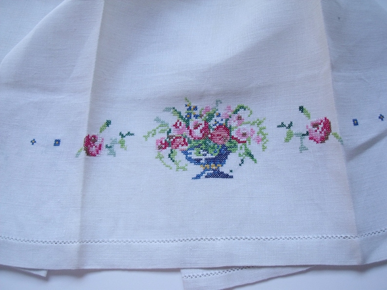Bathroom Decor Hemstitched Very Good Condition 1950s Vintage Off White Linen Hand Towels Embroidered Floral Baskets 15.5 x 21.5 in.