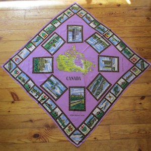 Écharpe souvenir VTG Canada, 27 po², satin de polyester lilas, carte du Canada, armoiries provinciales, GRC, monuments, bon état