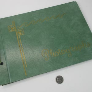 Album photo vert VG, couverture avec lettrage doré, 12,5 po. l x 8,75 po. h, 14 pages noires, scrapbooking, très bon état
