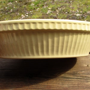 Vtg Oval Baking Dish, Pie Dish, Casserole Dish, 9.25 lg x  6.75 in. w x 2.5 in. deep, Made in England, Farmhouse Kitchen, Good Condition