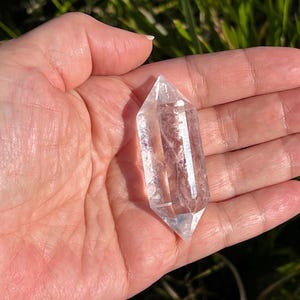Cristallo di quarzo trasparente a doppia terminazione | Punta di quarzo naturale da 6 cm | Cristallo amplificatore di energia | Pietra per la meditazione | Selezionato a mano | AU