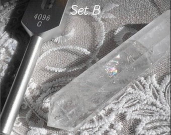 Diapasón de 4096 Hz y cristal de cuarzo transparente de doble terminación (conjunto B) | Cuarzo arcoíris de 9,3 cm | Herramienta de sanación sonora | Pieza única