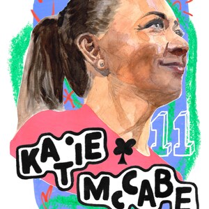 Könnte beinhalten: Aquarellporträt einer Person mit braunen Haaren im Pferdeschwanz, die ein rosa Hemd trägt. Der Name "KATIE McCABE" ist in weiß umrandeter schwarzer Schrift. Die Zahl "11" ist in weiß umrandeter blauer Schrift. Der Text unten lautet "I JUST DON'T THINK YOU UNDERSTAND."
