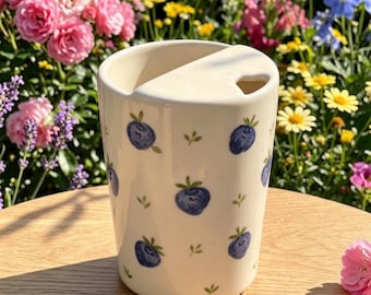 Thermos portatile in ceramica, tazza con mirtilli dipinta a mano, tazza da caffè dipinta a mano, tazza da viaggio: un regalo unico per lei.