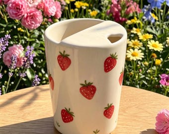 Thermos portatile in ceramica, tazza con fragole dipinte a mano, tazza da caffè dipinta a mano, tazza da viaggio: un regalo unico per lei.