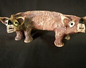 Uno de nosotros es una escultura de gres Asshole