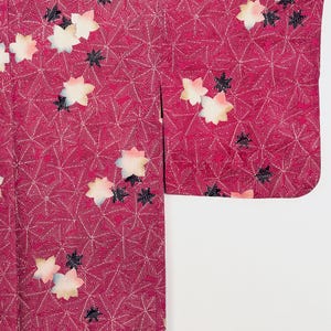 Japanische Kimonojacke aus tiefroter Seide, Momiji, Ahornblätter