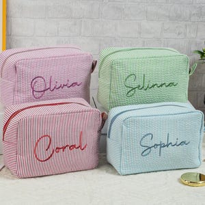 Benutzerdefinierte Kosmetiktasche, personalisierte Seersucker Make-up Tasche, gestickte Make-up-Tasche, Monogramm Kulturtasche, Geschenk Brautjungfer, Weihnachtsgeschenk für Sie