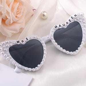 Braut, Sonnenbrille zu sein, kundenspezifische Braut Sonnenbrille, personifizierte Herz-Sonnenbrille, Hochzeitsgeschenk, Bachelorette Perlen-Sonnenbrille, Brautpartygeschenke