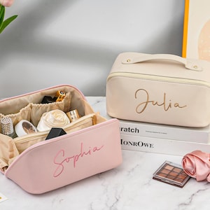 Geborduurde make-uptas gepersonaliseerd, aangepaste make-uptas, leren make-uptas, toilettas met monogram, make-uptasje bruidsmeisje, cadeaus bruidsmeisje, cadeaus bruidsmeisje