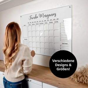 Könnte beinhalten: Ein weißer Trockenlöschkalender mit dem Text "Familie Marganiez" oben. Der Kalender hat ein Raster für jeden Monat des Jahres, mit Platz zum Schreiben von Notizen und Aufgaben. Es gibt auch Abschnitte für "Notizen", "Einkaufsliste" und "Menü-Ideen". Der Kalender hängt an einer weißen Wand.