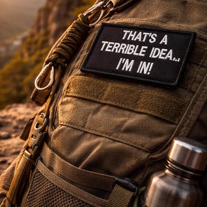 「それはひどい考えだ、私は参加している」パッチ | 面白い士気パッチ 2x3 | ベルクロ タクティカルパッチ | ハイキングバックパックパッチ | カスタムカラー UK