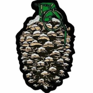 Puede incluir: Parche bordado con forma de granada de mano, con un diseño detallado de setas beige y blancas. El parche tiene un borde negro y un anillo y parte superior verdes, ofreciendo un giro único inspirado en la naturaleza a un diseño clásico.