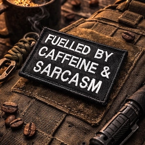 Toppa "Alimentato da caffeina e sarcasmo" / Toppa morale divertente 2x3 / Toppa tattica in velcro / Toppa ricamata con colori personalizzati nel Regno Unito