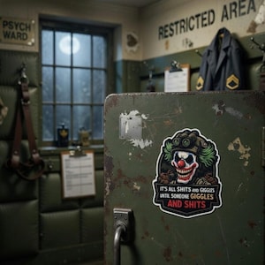 Puede incluir: Una pegatina en una puerta de metal verde presenta un payaso de dibujos animados con pelo verde y una nariz roja. La pegatina dice: "IT'S ALL SHITS AND GIGGLES UNTIL SOMEONE GIGGLES AND SHITS."
