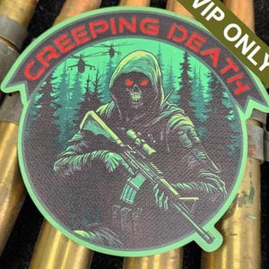 Op de afbeelding: Een ronde patch met een groene rand en de rode tekst "CREEPING DEATH". De patch toont een figuur met een capuchon en een schedelgezicht die een geweer vasthoudt, met helikopters en bomen op de achtergrond. De tekst "VIP ONLY" is ook zichtbaar.