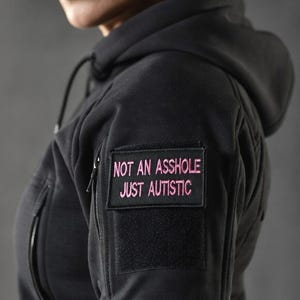 Patch Not An Asshole Just Autistic - Patch drôle pour le moral neurodivergent - Brodé avec velcro