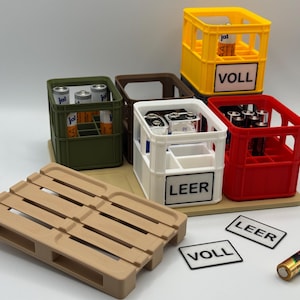 Könnte beinhalten: Eine Sammlung von Miniaturkisten in verschiedenen Farben, darunter Gelb, Grün, Rot, Braun und Weiß. Die Kisten sind mit Batterien und anderen kleinen Gegenständen gefüllt. Eine kleine Holzpalette und Schilder mit der Aufschrift "VOLL" und "LEER" sind ebenfalls vorhanden.