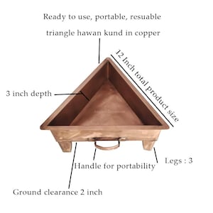 Puede incluir: Un kund hawan triangular de cobre, con un tamaño total de 30 cm, una profundidad de 7,6 cm y una distancia al suelo de 5 cm. Tiene un asa para transportarlo y tres patas. El texto dice "Ready to use, portable, reusable triangle hawan kund in copper."