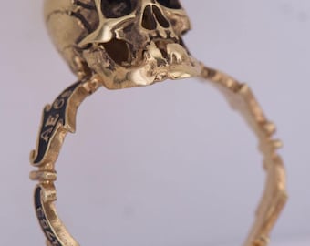 Anello da uomo vittoriano antico con teschio, memento mori, argento dorato e smalto nero.