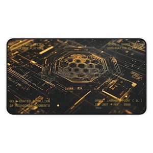Könnte beinhalten: Schwarzes rechteckiges Mauspad mit einem gold-schwarzen Leiterplattendesign. Das Mauspad zeigt den Text "SPACE BASED OPTICAL OBSERVATION PLATFORM" und "GOLD COATED BERYLLIUM 18 HEXAGONAL SEGMENTS."