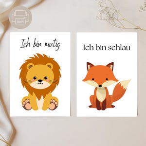 Könnte beinhalten: Zwei Kinderkunstdrucke mit Zeichentricktieren. Ein Druck zeigt einen Löwen mit dem Text "Ich bin mutig" darüber. Der andere Druck zeigt einen Fuchs mit dem Text "Ich bin schlau" darüber. Die Drucke haben einen weißen Hintergrund.