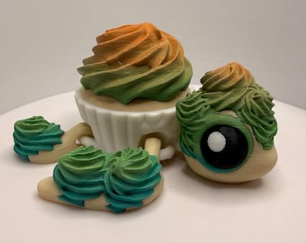 Tortuga de cupcake de cumpleaños – Criatura del caos flexible de 5” / Duende de fiesta con caparazón de glaseado / Tortuga articulada impresa en 3D que se comió la panadería /