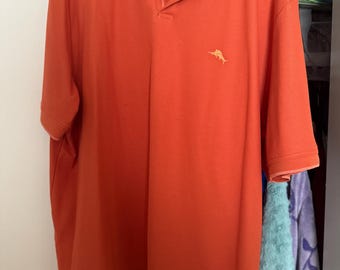 Polo Tommy Bahama naranja con logo de marlín – XL