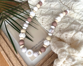 Collier d’allaitement et de portage biberonnage écru blanc - bijou maman éveil en silicone et bois – cadeau naissance/anniversaire/ baptême