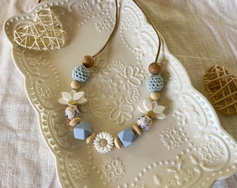 Collana per allattamento e babywearing – Gioielli per la mamma con fiore blu – Collana per la mamma in silicone alimentare e legno – Regalo per nascita/battesimo