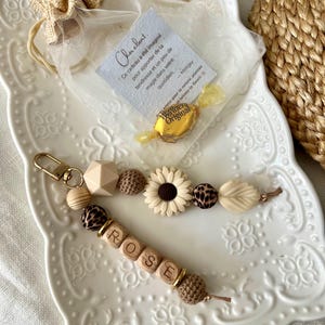 Porte-clés personnalisé maman, perles silicone bois fleur Cocoa léopard, cadeau femme, marraine, anniversaire fille, mamie, tante, amie