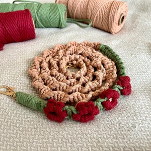 Macramé telefoonsnoer met beige bloemenpatroon, handgemaakt - natuurlijk eco antiallergisch boho verjaardagscadeau